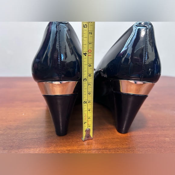 Vince Camuto Varro black patent peep toe wedge with bow 7 M - Picture 6 of 14